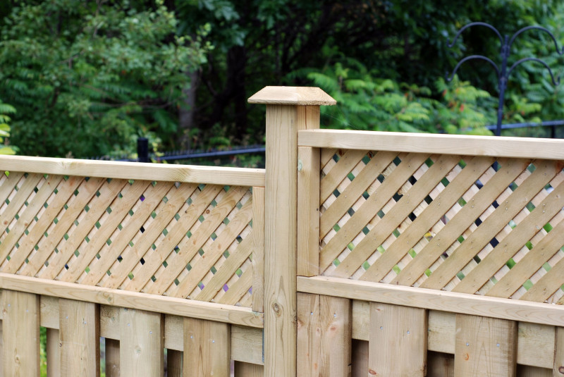 3 Benefits of Surrounding Your Calgary Property With Vinyl Fencing