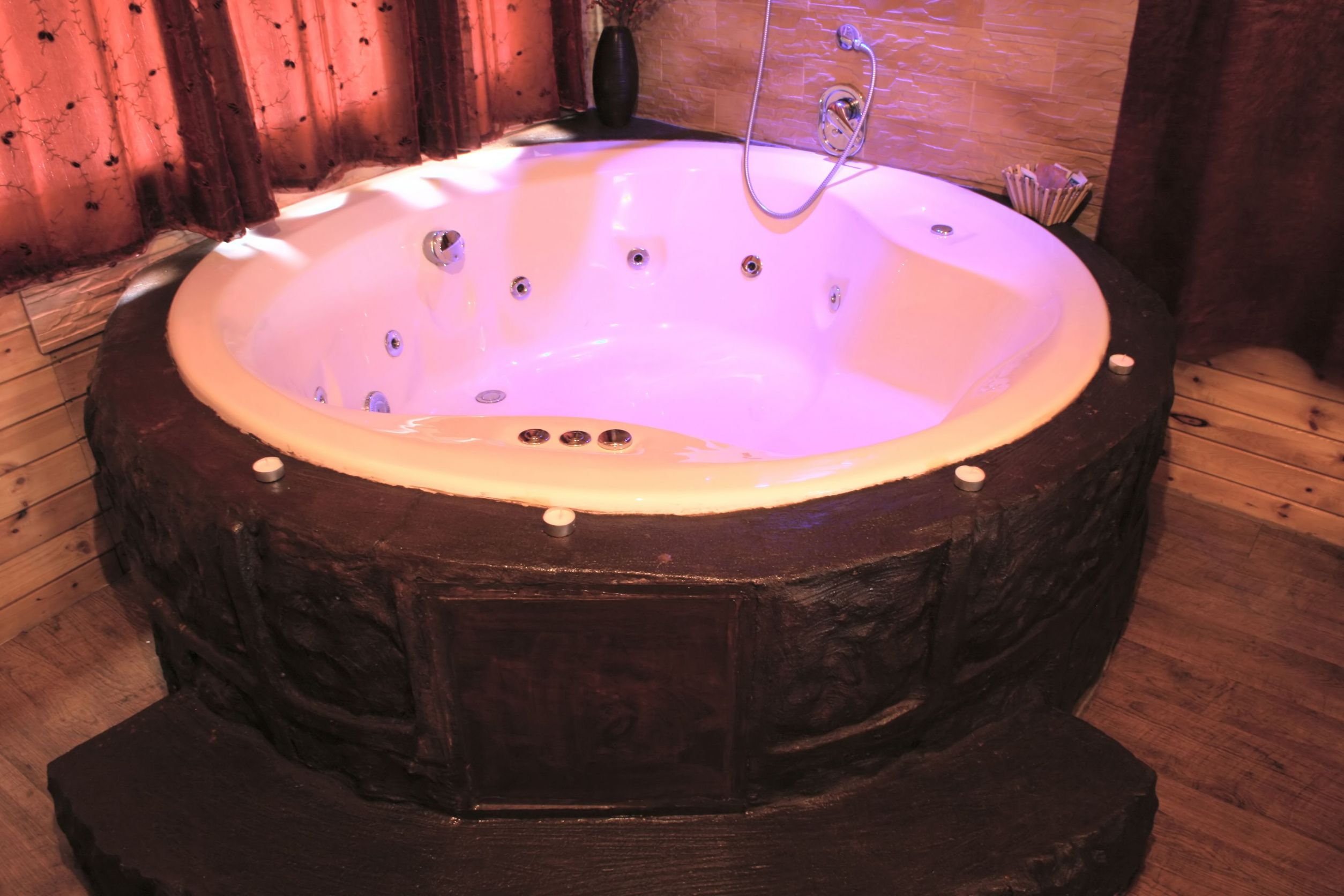 Shopping for Jacuzzi Hot Tubs: What to Consider